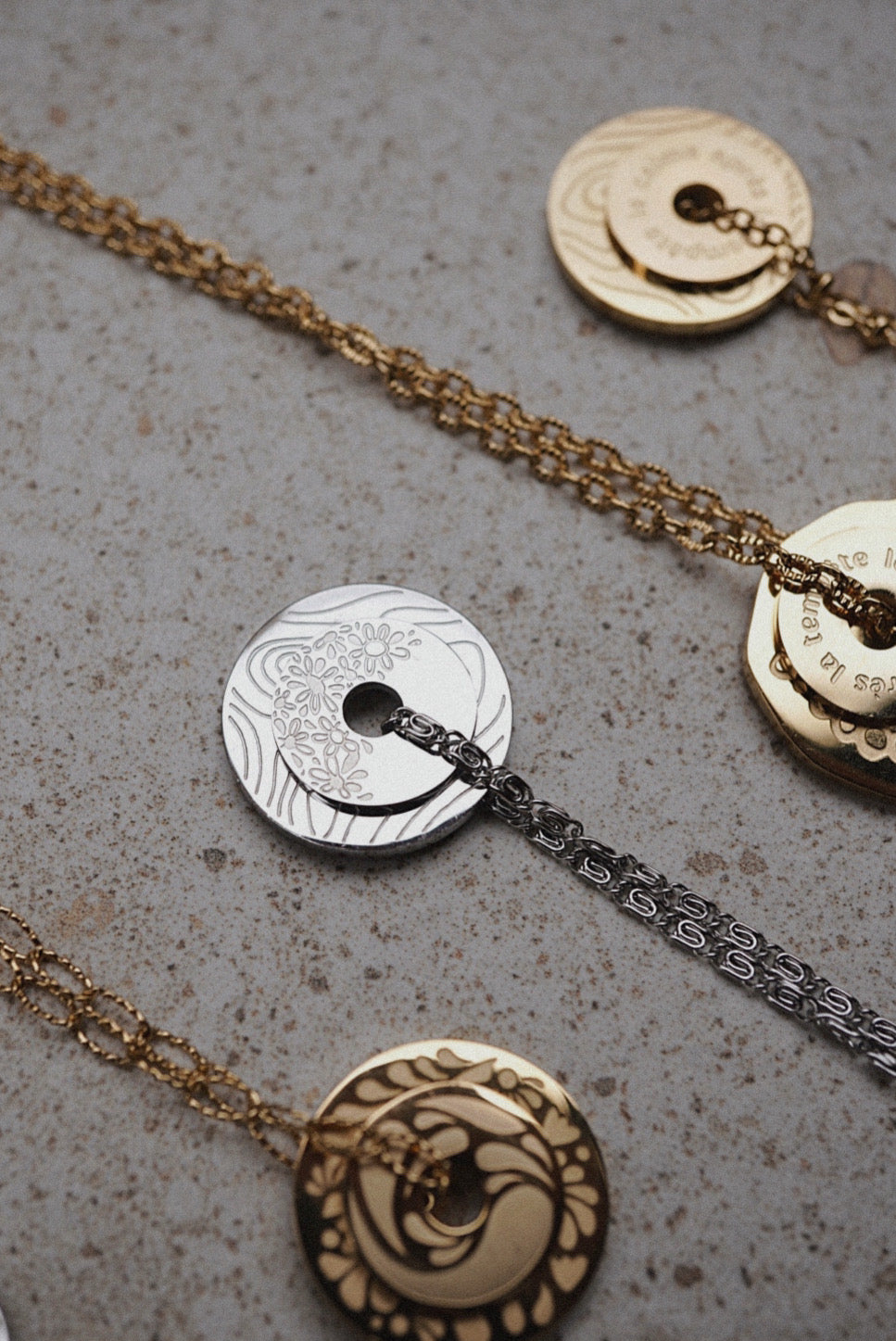 Collier double médaillon