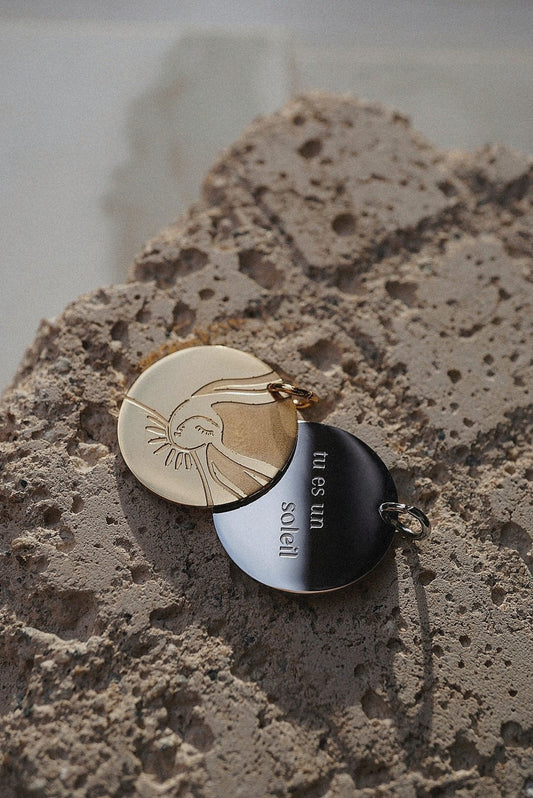 Médaille La femme soleil - MICRO DÉFAUT