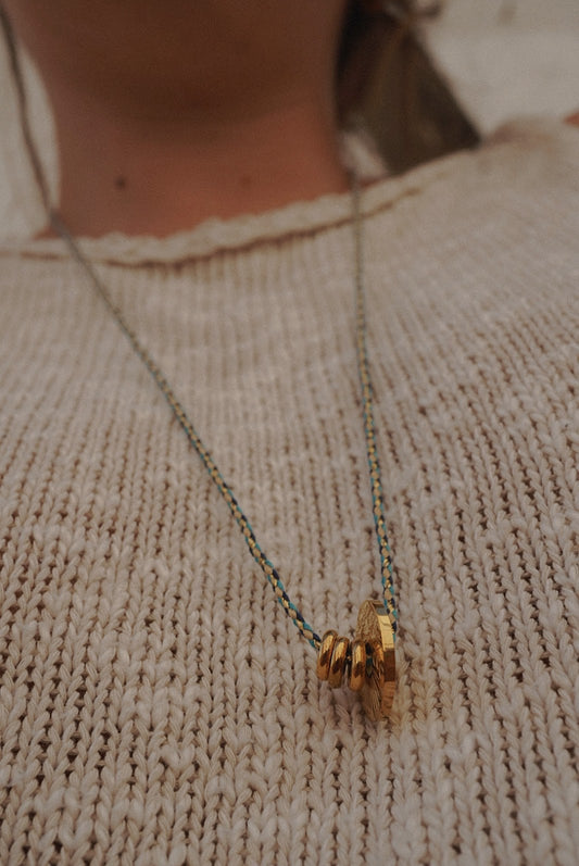 Médaillon en cordon tressé coloré