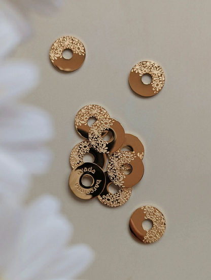 Anneau doré interchangeable avec des motifs fleuris.
